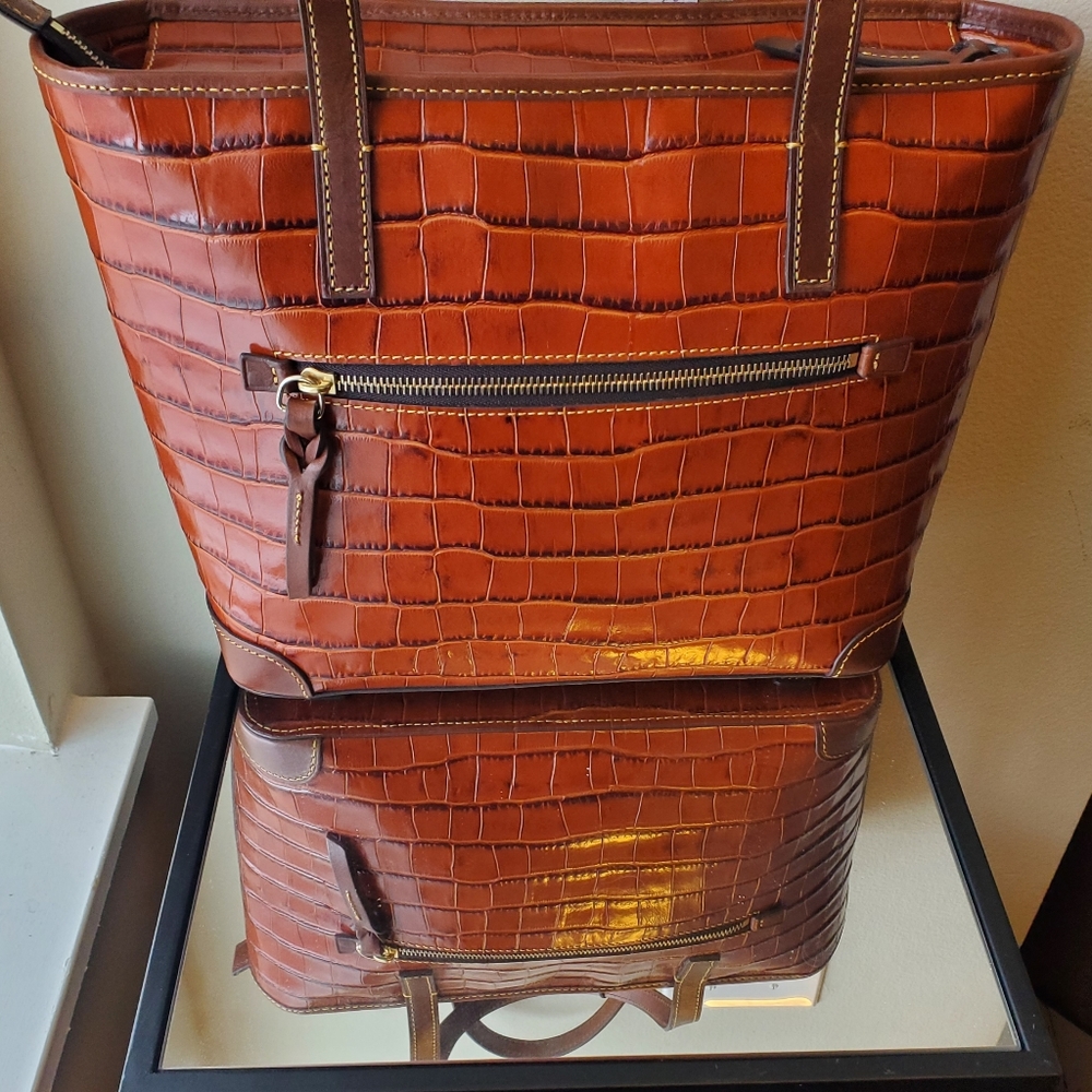 DOONEY AND BOURKE women's shoulder/handheld purse - Picture 2 of 6